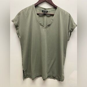 4 for $25 🍒 Banana Republic Sage Green V-Neck Tee Size XL